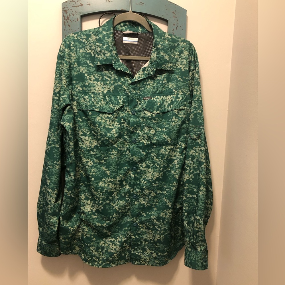 Columbia Men's Omni-Shade Caped Long Sleeve Shirt Medium Green Mountains Print